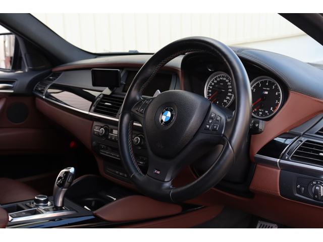 Ｘ６ Ｍ ベースグレード　Ｉｎｄｉｖｉｄｕａｌ　フルレザーメリノ　クリオ―ロブラウンインテリア　５５５ｐｓ　フルカーボンエアロ　カーボンドアミラーカバー　カーボントランクスポイラー　ＡＫＲＡＰＯＶＩＣエキゾースト　サンルーフ（34枚目）