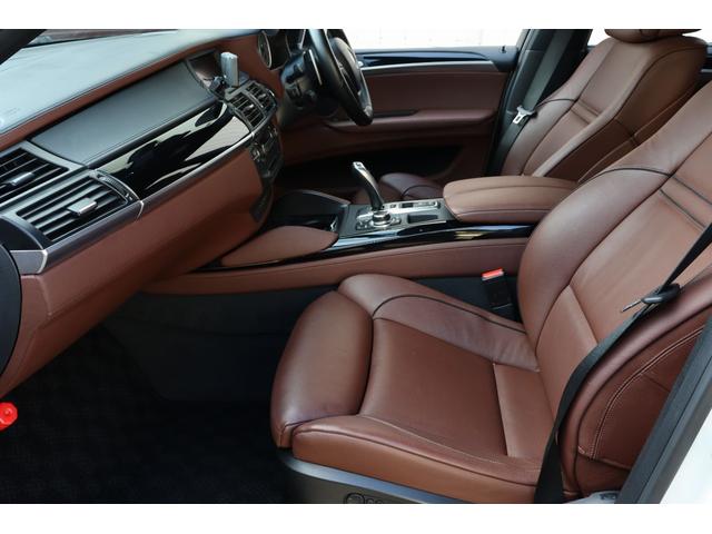 Ｘ６ Ｍ ベースグレード　Ｉｎｄｉｖｉｄｕａｌ　フルレザーメリノ　クリオ―ロブラウンインテリア　５５５ｐｓ　フルカーボンエアロ　カーボンドアミラーカバー　カーボントランクスポイラー　ＡＫＲＡＰＯＶＩＣエキゾースト　サンルーフ（38枚目）