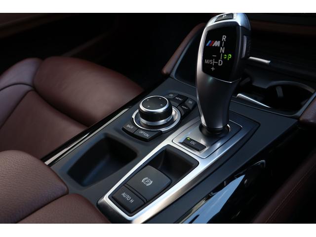 Ｘ６ Ｍ ベースグレード　Ｉｎｄｉｖｉｄｕａｌ　フルレザーメリノ　クリオ―ロブラウンインテリア　５５５ｐｓ　フルカーボンエアロ　カーボンドアミラーカバー　カーボントランクスポイラー　ＡＫＲＡＰＯＶＩＣエキゾースト　サンルーフ（47枚目）