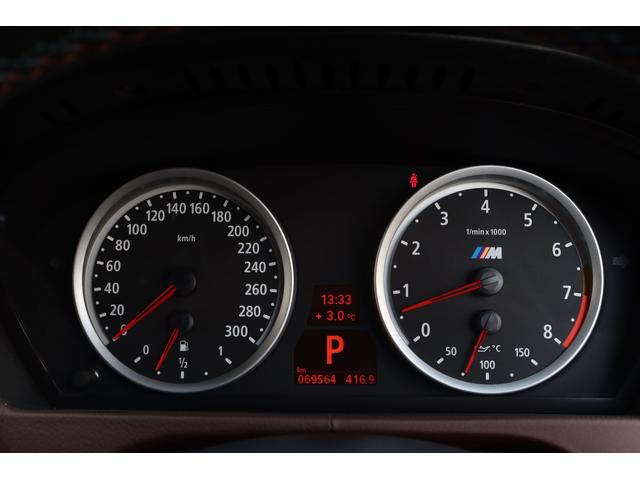 Ｘ６ Ｍ ベースグレード　Ｉｎｄｉｖｉｄｕａｌ　フルレザーメリノ　クリオ―ロブラウンインテリア　５５５ｐｓ　フルカーボンエアロ　カーボンドアミラーカバー　カーボントランクスポイラー　ＡＫＲＡＰＯＶＩＣエキゾースト　サンルーフ（50枚目）