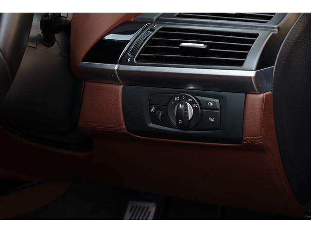 Ｘ６ Ｍ ベースグレード　Ｉｎｄｉｖｉｄｕａｌ　フルレザーメリノ　クリオ―ロブラウンインテリア　５５５ｐｓ　フルカーボンエアロ　カーボンドアミラーカバー　カーボントランクスポイラー　ＡＫＲＡＰＯＶＩＣエキゾースト　サンルーフ（52枚目）