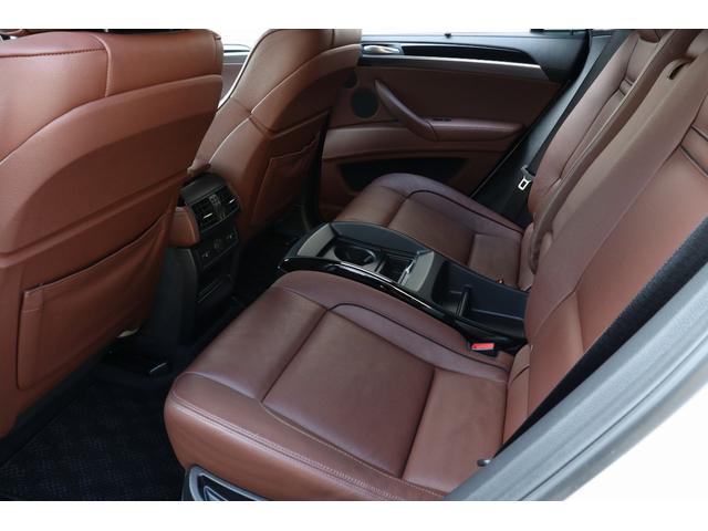 Ｘ６ Ｍ ベースグレード　Ｉｎｄｉｖｉｄｕａｌ　フルレザーメリノ　クリオ―ロブラウンインテリア　５５５ｐｓ　フルカーボンエアロ　カーボンドアミラーカバー　カーボントランクスポイラー　ＡＫＲＡＰＯＶＩＣエキゾースト　サンルーフ（58枚目）