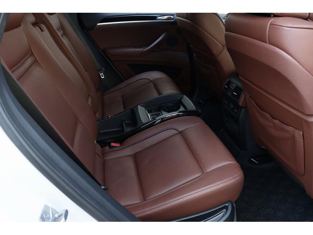 Ｘ６ Ｍ ベースグレード　Ｉｎｄｉｖｉｄｕａｌ　フルレザーメリノ　クリオ―ロブラウンインテリア　５５５ｐｓ　フルカーボンエアロ　カーボンドアミラーカバー　カーボントランクスポイラー　ＡＫＲＡＰＯＶＩＣエキゾースト　サンルーフ（59枚目）