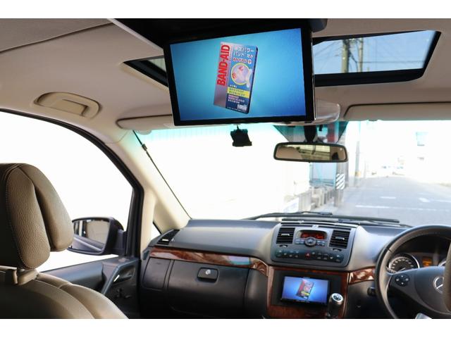 Ｖクラス Ｖ３５０　アンビエンテ　ベージュインテリア　両側パワースライドドア　サンルーフ　フリップダウンモニター　ウッドパネル　格納式テーブル　レザーステアリング　社外ナビ　ＴＶ　バックカメラ　キーレス　パワーシート　シートヒーター（4枚目）