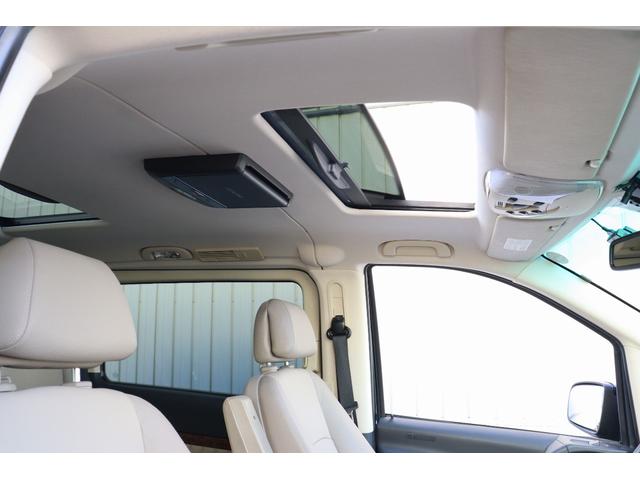 Ｖクラス Ｖ３５０　アンビエンテ　ベージュインテリア　両側パワースライドドア　サンルーフ　フリップダウンモニター　ウッドパネル　格納式テーブル　レザーステアリング　社外ナビ　ＴＶ　バックカメラ　キーレス　パワーシート　シートヒーター（5枚目）