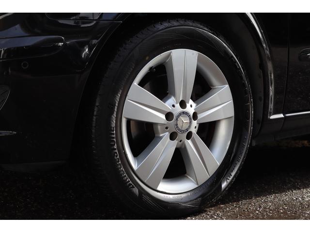 Ｖクラス Ｖ３５０　アンビエンテ　ベージュインテリア　両側パワースライドドア　サンルーフ　フリップダウンモニター　ウッドパネル　格納式テーブル　レザーステアリング　社外ナビ　ＴＶ　バックカメラ　キーレス　パワーシート　シートヒーター（17枚目）