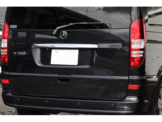 Ｖクラス Ｖ３５０　アンビエンテ　ベージュインテリア　両側パワースライドドア　サンルーフ　フリップダウンモニター　ウッドパネル　格納式テーブル　レザーステアリング　社外ナビ　ＴＶ　バックカメラ　キーレス　パワーシート　シートヒーター（18枚目）