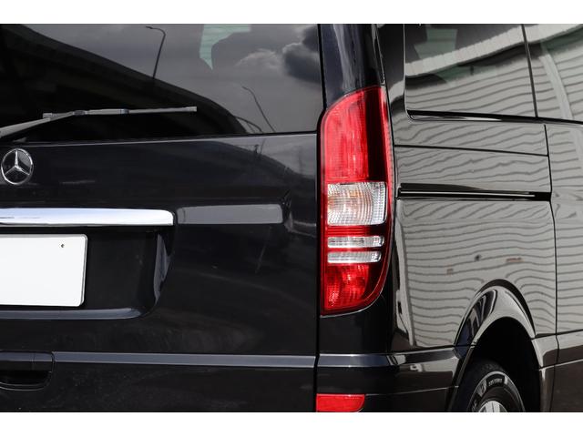 Ｖクラス Ｖ３５０　アンビエンテ　ベージュインテリア　両側パワースライドドア　サンルーフ　フリップダウンモニター　ウッドパネル　格納式テーブル　レザーステアリング　社外ナビ　ＴＶ　バックカメラ　キーレス　パワーシート　シートヒーター（19枚目）