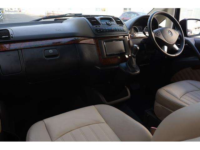 Ｖクラス Ｖ３５０　アンビエンテ　ベージュインテリア　両側パワースライドドア　サンルーフ　フリップダウンモニター　ウッドパネル　格納式テーブル　レザーステアリング　社外ナビ　ＴＶ　バックカメラ　キーレス　パワーシート　シートヒーター（20枚目）