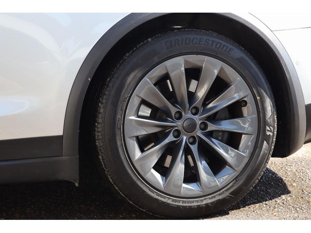 モデルＸ １００Ｄ　ロングレンジモデル　カーボンインテリア　ファルコンウイング　セカンドベンチシート　フルフラット荷室　２０インチグレーホイール　ベージュレザーインテリア　キーレス　オートパイロット（22枚目）