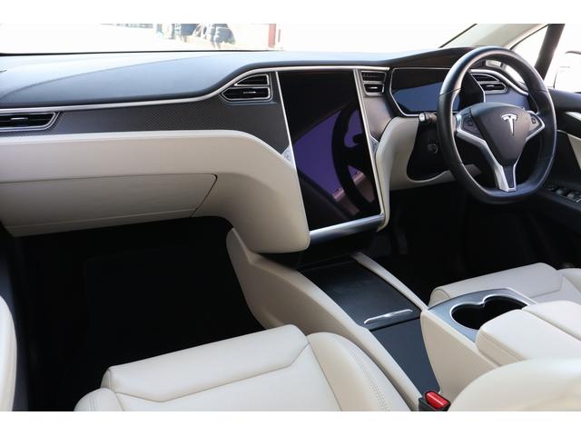 モデルＸ １００Ｄ　ロングレンジモデル　カーボンインテリア　ファルコンウイング　セカンドベンチシート　フルフラット荷室　２０インチグレーホイール　ベージュレザーインテリア　キーレス　オートパイロット（25枚目）