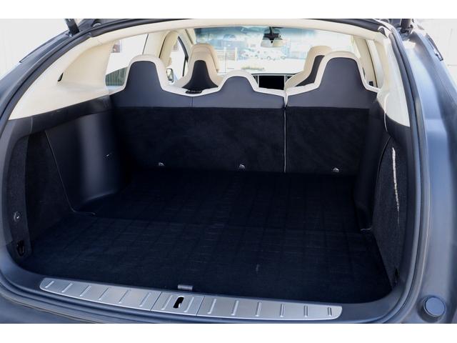 モデルＸ １００Ｄ　ロングレンジモデル　カーボンインテリア　ファルコンウイング　セカンドベンチシート　フルフラット荷室　２０インチグレーホイール　ベージュレザーインテリア　キーレス　オートパイロット（55枚目）