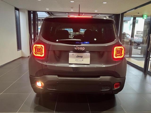 ジープ・レネゲード アルティテュード　ｅ－ハイブリッド　Ｊｅｅｐレネゲード　マイルドハイブリット　試乗車　グレー系　ＡＣＣ　ＥＴＣ２．０　バックモニター　認定中古車　フロントシートヒーター　ステアリングヒーター　運転席パワーシート（8枚目）