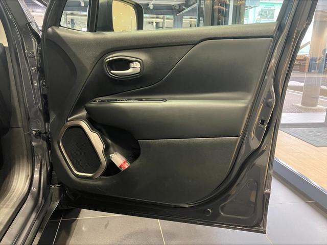 ジープ・レネゲード アルティテュード　ｅ－ハイブリッド　Ｊｅｅｐレネゲード　マイルドハイブリット　試乗車　グレー系　ＡＣＣ　ＥＴＣ２．０　バックモニター　認定中古車　フロントシートヒーター　ステアリングヒーター　運転席パワーシート（17枚目）