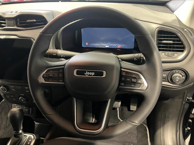 ジープ・レネゲード アルティテュード　ｅ－ハイブリッド　Ｊｅｅｐレネゲード　マイルドハイブリット　試乗車　グレー系　ＡＣＣ　ＥＴＣ２．０　バックモニター　認定中古車　フロントシートヒーター　ステアリングヒーター　運転席パワーシート（30枚目）