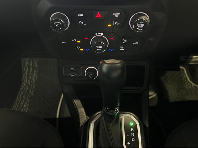 ジープ・レネゲード ナイトイーグル　限定車　レネゲード　ナイトイーグル　ブラックグリル　ブラインドスポットモニター　　前面衝突警報　バックカメラ　Ｎｉｇｈｔ　Ｅａｇｌｅ　バッジ（30枚目）