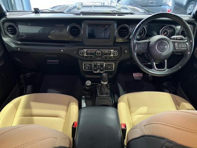 ジープ・ラングラーアンリミテッド ブラック&タン 限定車 認定中古車保証付き AppleCarPlay/AndroidAuto ソフトトップ グロスブラックインストルメントパネル 布製バケットシート バックモニター フロント・リアフォグランプ(14枚目)