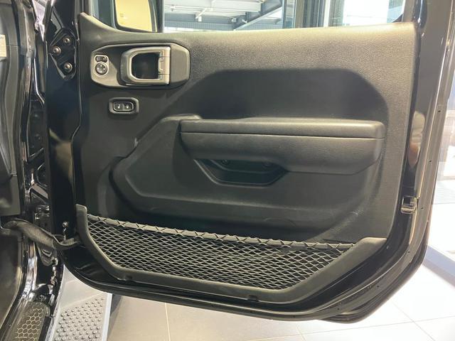 ジープ・ラングラーアンリミテッド ブラック&タン 限定車 認定中古車保証付き AppleCarPlay/AndroidAuto ソフトトップ グロスブラックインストルメントパネル 布製バケットシート バックモニター フロント・リアフォグランプ(17枚目)