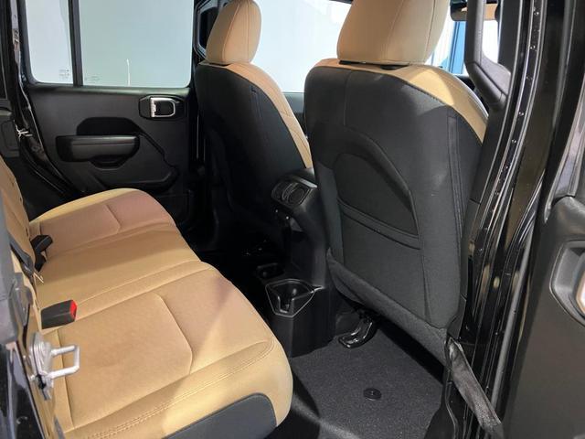 ジープ・ラングラーアンリミテッド ブラック&タン 限定車 認定中古車保証付き AppleCarPlay/AndroidAuto ソフトトップ グロスブラックインストルメントパネル 布製バケットシート バックモニター フロント・リアフォグランプ(18枚目)