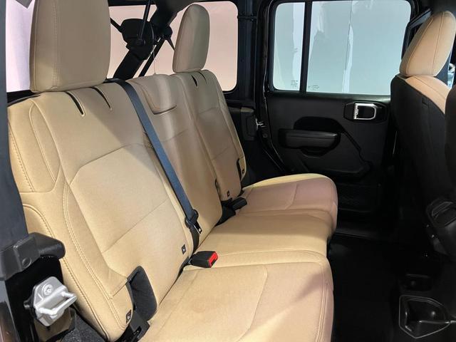 ジープ・ラングラーアンリミテッド ブラック&タン 限定車 認定中古車保証付き AppleCarPlay/AndroidAuto ソフトトップ グロスブラックインストルメントパネル 布製バケットシート バックモニター フロント・リアフォグランプ(19枚目)