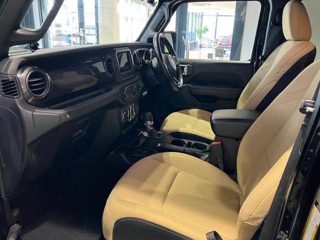 ジープ・ラングラーアンリミテッド ブラック&タン 限定車 認定中古車保証付き AppleCarPlay/AndroidAuto ソフトトップ グロスブラックインストルメントパネル 布製バケットシート バックモニター フロント・リアフォグランプ(21枚目)