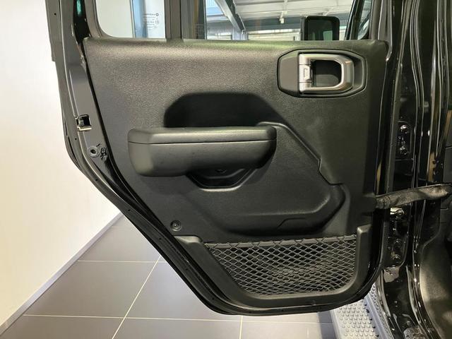 ジープ・ラングラーアンリミテッド ブラック&タン 限定車 認定中古車保証付き AppleCarPlay/AndroidAuto ソフトトップ グロスブラックインストルメントパネル 布製バケットシート バックモニター フロント・リアフォグランプ(26枚目)