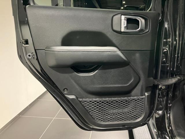 ジープ・ラングラーアンリミテッド サハラ 認定中古車保証 リフトアップパッケージ 左右4本出しマフラー シートヒーター ETC2.0 LEDライト テレビ(フルセグ) バックモニター(26枚目)