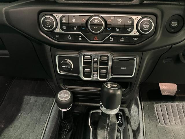 ジープ・ラングラーアンリミテッド サハラ 認定中古車保証 リフトアップパッケージ 左右4本出しマフラー シートヒーター ETC2.0 LEDライト テレビ(フルセグ) バックモニター(30枚目)