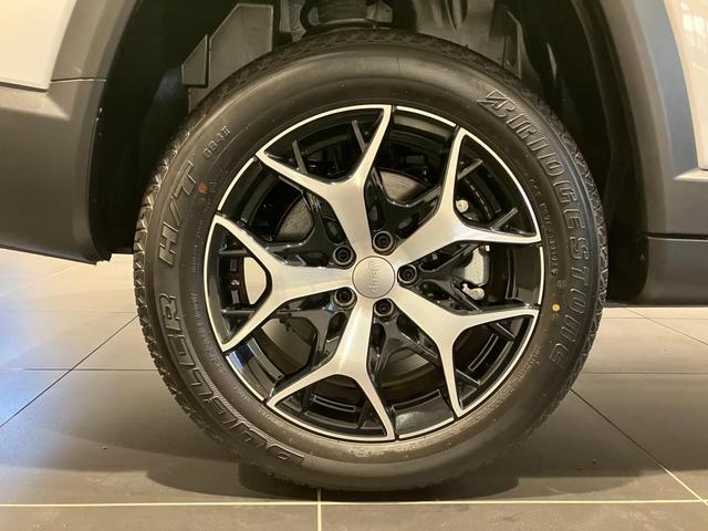 ジープ・コマンダー リミテッド　サンルーフ付き　ディーゼルエンジン　レザーシート　シートヒーター　サラウンドビューモニター　バックカメラ　ＥＴＣ２．０　ハンドルヒーター　７人乗り　３列シート　ルーフレール（11枚目）