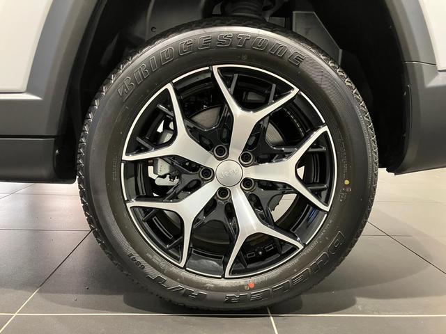 ジープ・コマンダー リミテッド　サンルーフ付き　ディーゼルエンジン　レザーシート　シートヒーター　サラウンドビューモニター　バックカメラ　ＥＴＣ２．０　ハンドルヒーター　７人乗り　３列シート　ルーフレール（12枚目）