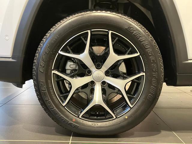 ジープ・コマンダー リミテッド　サンルーフ付き　ディーゼルエンジン　レザーシート　シートヒーター　サラウンドビューモニター　バックカメラ　ＥＴＣ２．０　ハンドルヒーター　７人乗り　３列シート　ルーフレール（13枚目）