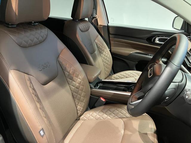 ジープ・コマンダー リミテッド　サンルーフ付き　ディーゼルエンジン　レザーシート　シートヒーター　サラウンドビューモニター　バックカメラ　ＥＴＣ２．０　ハンドルヒーター　７人乗り　３列シート　ルーフレール（16枚目）