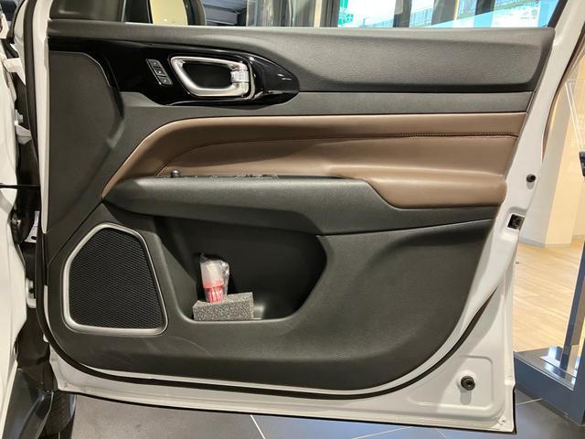 ジープ・コマンダー リミテッド　サンルーフ付き　ディーゼルエンジン　レザーシート　シートヒーター　サラウンドビューモニター　バックカメラ　ＥＴＣ２．０　ハンドルヒーター　７人乗り　３列シート　ルーフレール（17枚目）