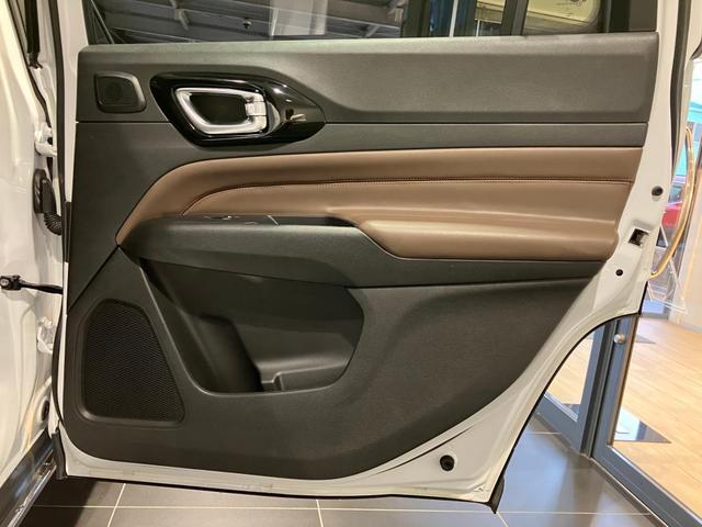 ジープ・コマンダー リミテッド　サンルーフ付き　ディーゼルエンジン　レザーシート　シートヒーター　サラウンドビューモニター　バックカメラ　ＥＴＣ２．０　ハンドルヒーター　７人乗り　３列シート　ルーフレール（20枚目）