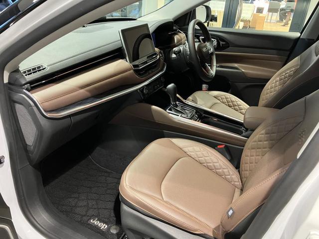 ジープ・コマンダー リミテッド　サンルーフ付き　ディーゼルエンジン　レザーシート　シートヒーター　サラウンドビューモニター　バックカメラ　ＥＴＣ２．０　ハンドルヒーター　７人乗り　３列シート　ルーフレール（21枚目）