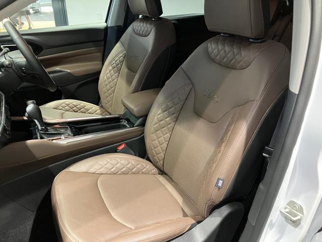 ジープ・コマンダー リミテッド　サンルーフ付き　ディーゼルエンジン　レザーシート　シートヒーター　サラウンドビューモニター　バックカメラ　ＥＴＣ２．０　ハンドルヒーター　７人乗り　３列シート　ルーフレール（22枚目）