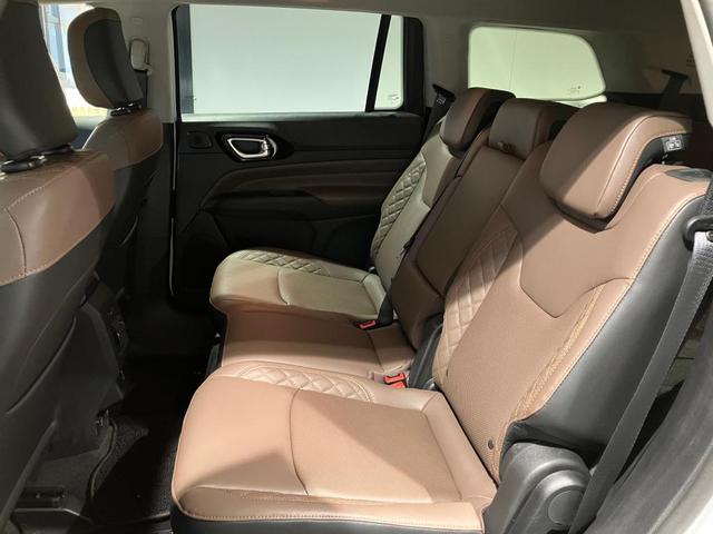 ジープ・コマンダー リミテッド　サンルーフ付き　ディーゼルエンジン　レザーシート　シートヒーター　サラウンドビューモニター　バックカメラ　ＥＴＣ２．０　ハンドルヒーター　７人乗り　３列シート　ルーフレール（25枚目）