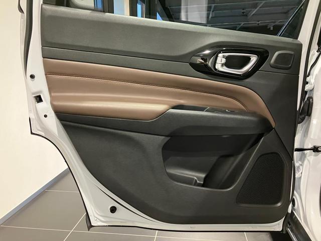 ジープ・コマンダー リミテッド　サンルーフ付き　ディーゼルエンジン　レザーシート　シートヒーター　サラウンドビューモニター　バックカメラ　ＥＴＣ２．０　ハンドルヒーター　７人乗り　３列シート　ルーフレール（26枚目）