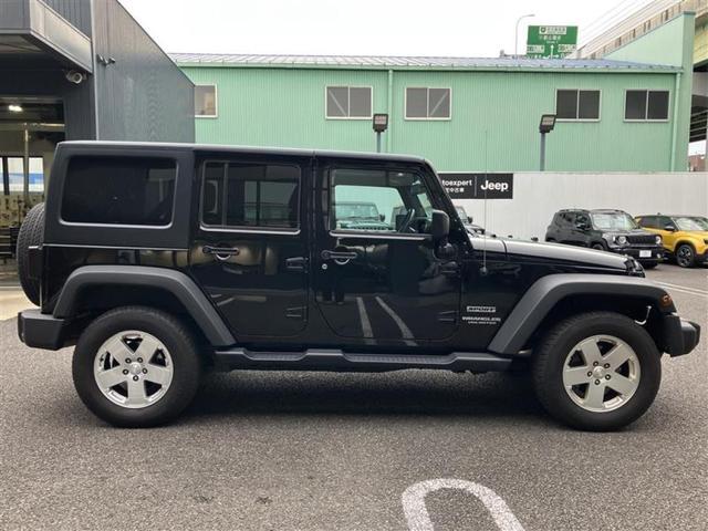 ジープ・ラングラーアンリミテッド スポーツ 認定中古車 認定中古車保証 サイドステップ 純正ホイール バックモニター フロントフォグランプ V型6気筒エンジン ETC 夏タイヤ プライバシーガラス(7枚目)