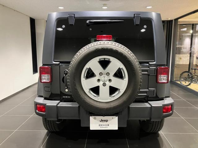 ジープ・ラングラーアンリミテッド スポーツ 認定中古車 認定中古車保証 サイドステップ 純正ホイール バックモニター フロントフォグランプ V型6気筒エンジン ETC 夏タイヤ プライバシーガラス(8枚目)