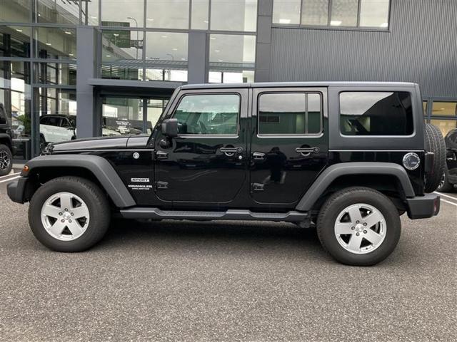 ジープ・ラングラーアンリミテッド スポーツ 認定中古車 認定中古車保証 サイドステップ 純正ホイール バックモニター フロントフォグランプ V型6気筒エンジン ETC 夏タイヤ プライバシーガラス(9枚目)