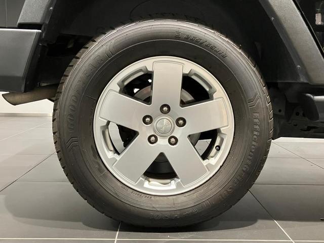 ジープ・ラングラーアンリミテッド スポーツ 認定中古車 認定中古車保証 サイドステップ 純正ホイール バックモニター フロントフォグランプ V型6気筒エンジン ETC 夏タイヤ プライバシーガラス(11枚目)