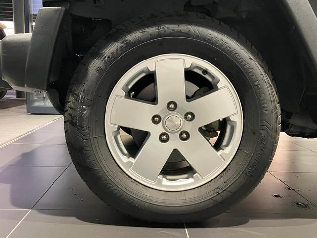 ジープ・ラングラーアンリミテッド スポーツ 認定中古車 認定中古車保証 サイドステップ 純正ホイール バックモニター フロントフォグランプ V型6気筒エンジン ETC 夏タイヤ プライバシーガラス(12枚目)