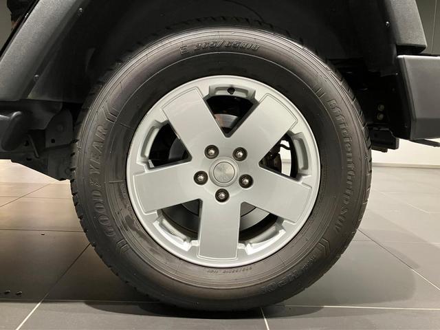 ジープ・ラングラーアンリミテッド スポーツ 認定中古車 認定中古車保証 サイドステップ 純正ホイール バックモニター フロントフォグランプ V型6気筒エンジン ETC 夏タイヤ プライバシーガラス(13枚目)