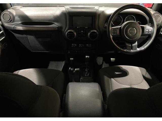 ジープ・ラングラーアンリミテッド スポーツ 認定中古車 認定中古車保証 サイドステップ 純正ホイール バックモニター フロントフォグランプ V型6気筒エンジン ETC 夏タイヤ プライバシーガラス(14枚目)