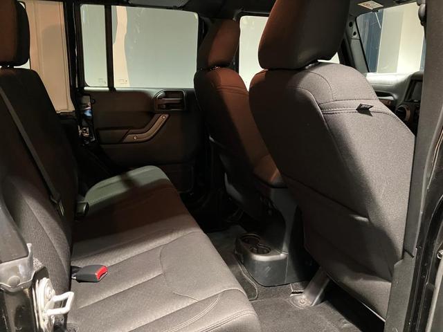 ジープ・ラングラーアンリミテッド スポーツ 認定中古車 認定中古車保証 サイドステップ 純正ホイール バックモニター フロントフォグランプ V型6気筒エンジン ETC 夏タイヤ プライバシーガラス(18枚目)