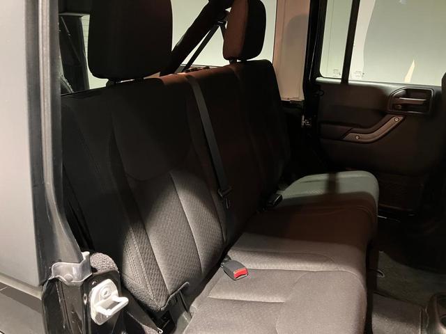 ジープ・ラングラーアンリミテッド スポーツ 認定中古車 認定中古車保証 サイドステップ 純正ホイール バックモニター フロントフォグランプ V型6気筒エンジン ETC 夏タイヤ プライバシーガラス(19枚目)