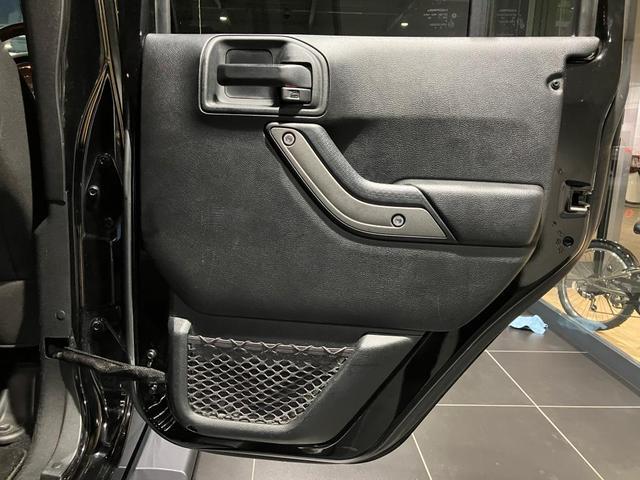 ジープ・ラングラーアンリミテッド スポーツ 認定中古車 認定中古車保証 サイドステップ 純正ホイール バックモニター フロントフォグランプ V型6気筒エンジン ETC 夏タイヤ プライバシーガラス(20枚目)