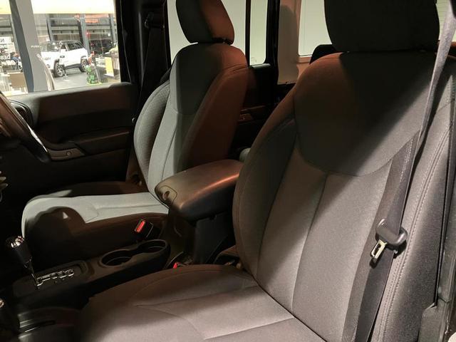 ジープ・ラングラーアンリミテッド スポーツ 認定中古車 認定中古車保証 サイドステップ 純正ホイール バックモニター フロントフォグランプ V型6気筒エンジン ETC 夏タイヤ プライバシーガラス(22枚目)