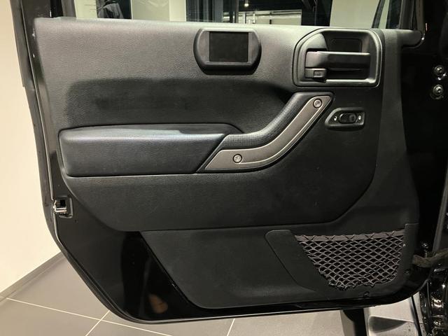 ジープ・ラングラーアンリミテッド スポーツ 認定中古車 認定中古車保証 サイドステップ 純正ホイール バックモニター フロントフォグランプ V型6気筒エンジン ETC 夏タイヤ プライバシーガラス(23枚目)